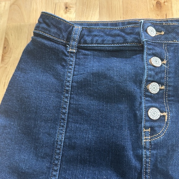 Banana Republic dark wash Jean skirt with button fly EUC - Picture 2 of 5